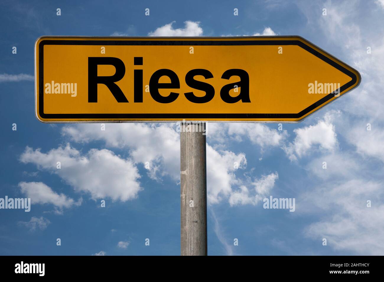 Detail Foto von einem Wegweiser mit der Aufschrift Riesa, Sachsen, Deutschland, Europa Stockfoto