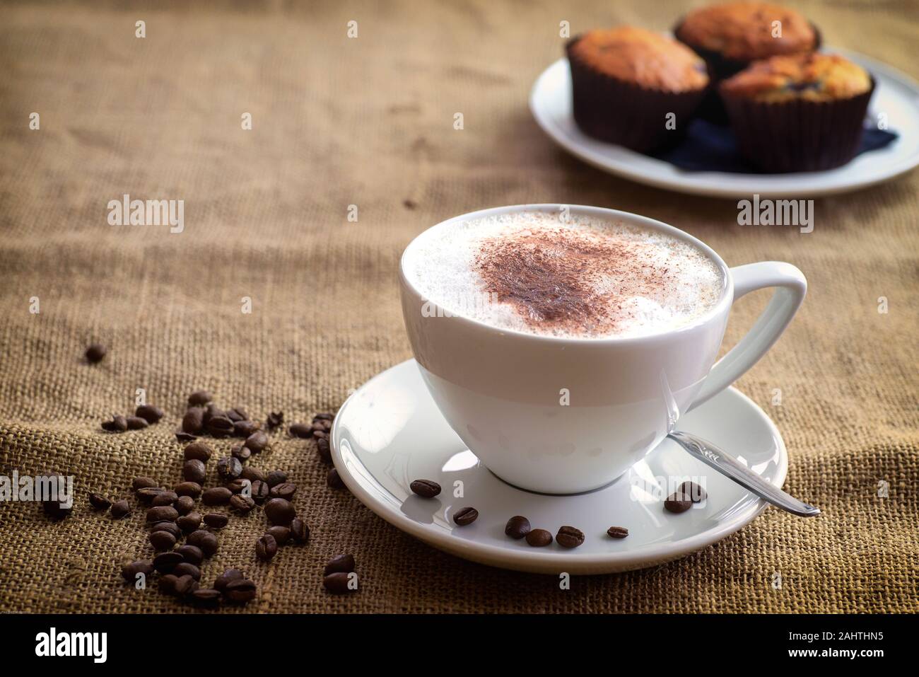 Cappuccino mit Beens und Kuchen Stockfoto