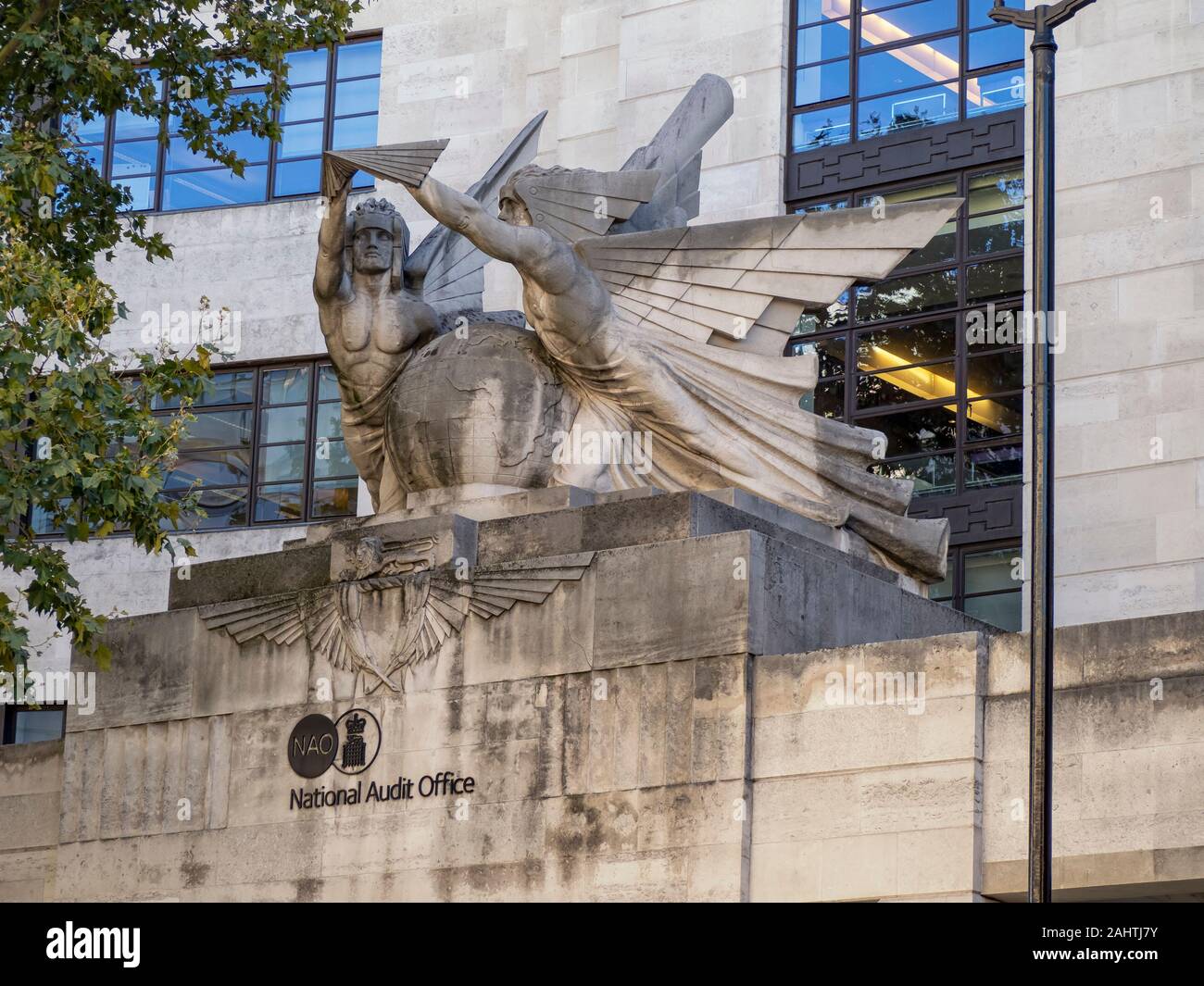 LONDON, Großbritannien - 27. SEPTEMBER 2018: Speed Wings over the World Sculpture (von Eric Broadbent), Statue im Auftrag von Imperial Airways Stockfoto