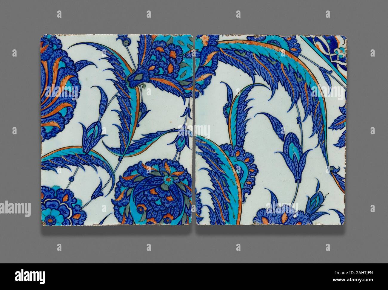 Islamische. Zwei Spielsteine mit kontinuierlicher floralen Muster. 1550 - 1570. Iznik. Fritware, in Blau, Türkis lackiert, rot, grün und schwarz unter einer transparenten während des sechzehnten und siebzehnten Jahrhunderts Glasur, auf der Höhe des Osmanischen Reiches, keramische Gefäße und Fliesen von bemerkenswerten künstlerischen und technischen Qualität waren, Iznik, einer Stadt im nordwestlichen Anatolien produziert. Die Mitte des sechzehnten Jahrhunderts war ein wichtiger Moment in der Entwicklung von Iznik waren. Zu den bestehenden Blau-weiße Palette war Farbe erste Türkis, Grün und Lila, dann einen roten Einzahlungsschein. Die frühere Konzentration auf Geschirr Stockfoto