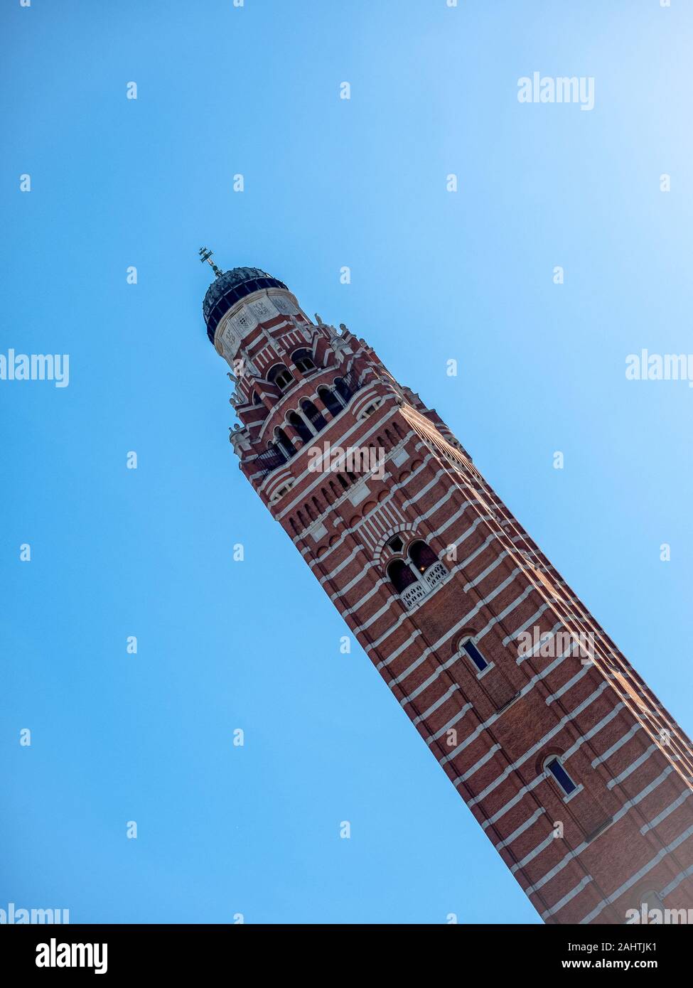 LONDON, Großbritannien - 27. SEPTEMBER 2018: Der Glockenturm (Campanile) der Westminster Cathedral in der Francis Street Stockfoto