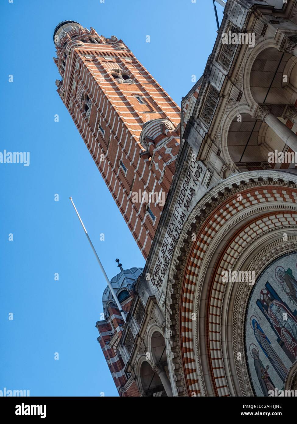 LONDON, Großbritannien - 27. SEPTEMBER 2018: Der Glockenturm (Campanile) der Westminster Cathedral in der Francis Street Stockfoto