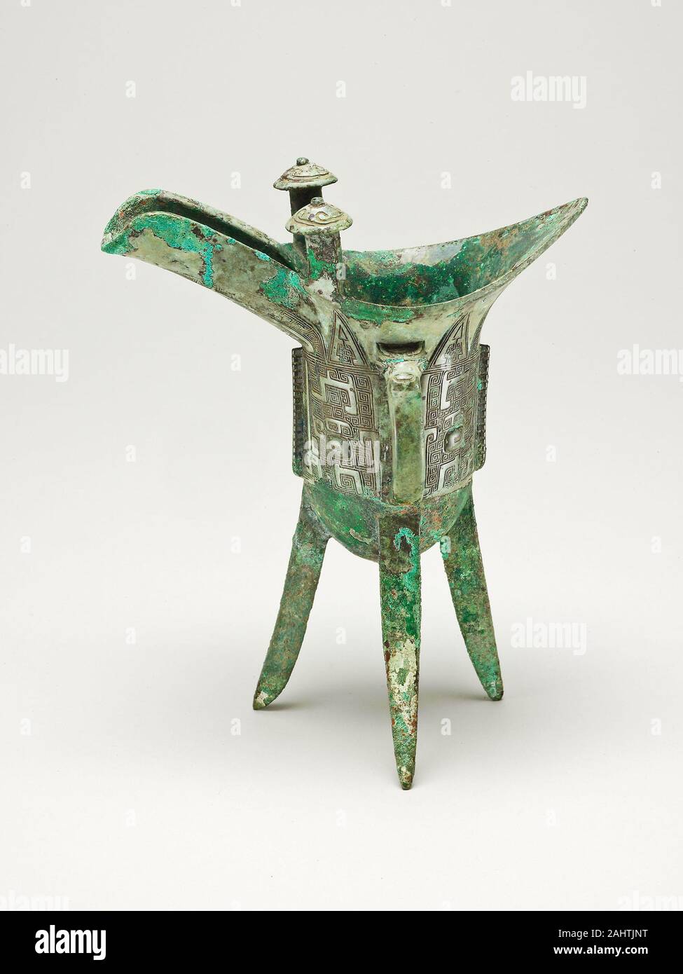 Becher. 1600 v. Chr. - 1050 v. Chr.. China. Bronze dieses Schiff, mit einer sorgfältig ausbalancierten Auswurfkrümmer wies Rim und, war wahrscheinlich Wein während der Zeremonien der Ahnenverehrung Gießen zu heizen und verwendet. Das zweite Zeichen der Inschrift, die vier Spuren um ein Quadrat, das von Wissenschaftlern gelesen wurde als Familienname. Stockfoto