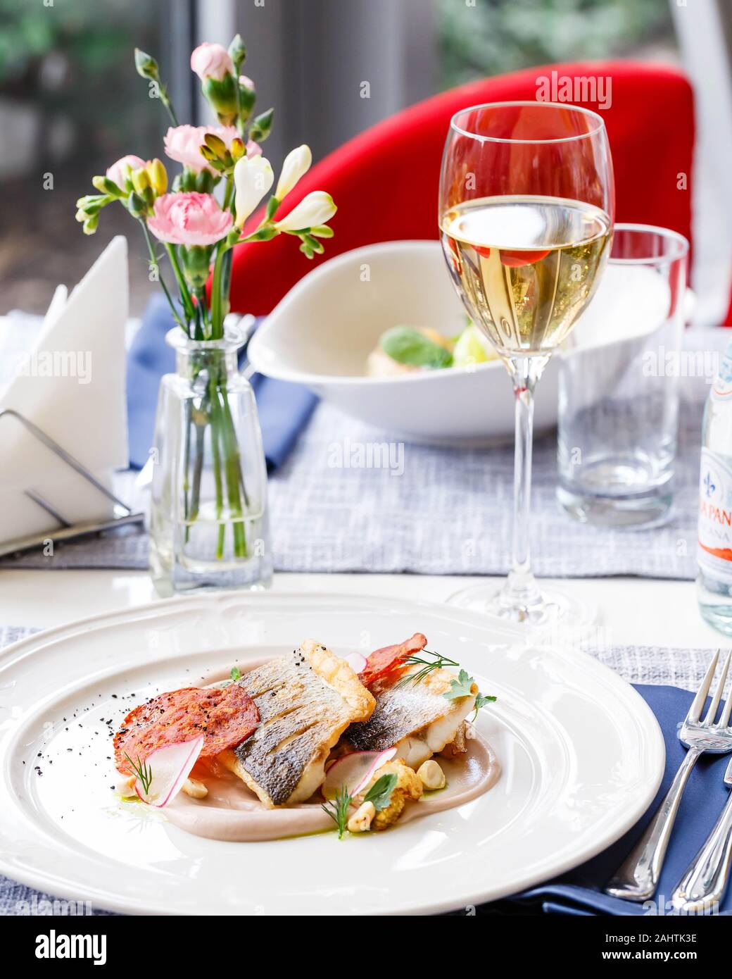 Zander Filet mit Chorizo, Blumenkohl und Radieschen in einem Restaurant. Stockfoto