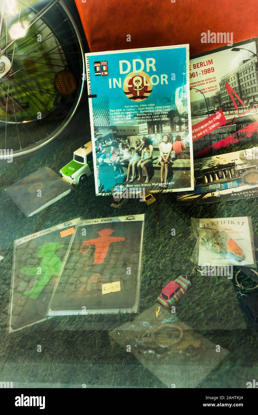 Ddr in Farbe, ddr in Farbe, Fotobuch auf Anzeige im shop Fenster Stockfoto