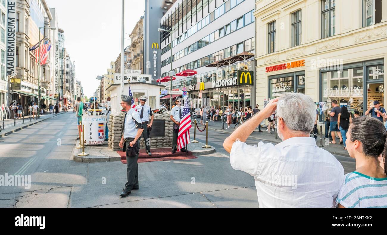 Besucher am Checkpoint Charlie, Stockfoto
