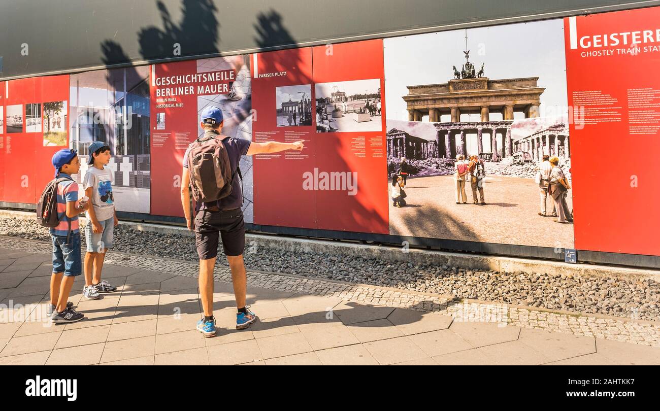 Vater und Söhne an der Berliner Mauer Geschichte Meile Stockfoto