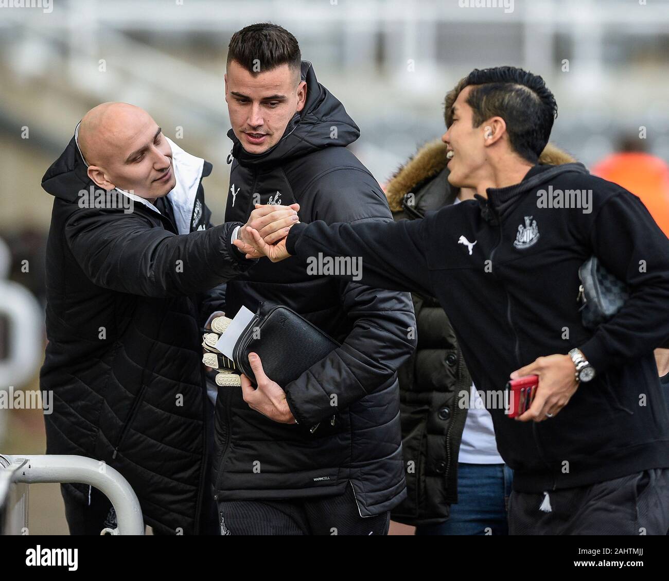 NEWCASTLE UPON TYNE, ENGLAND - am 1. Januar Jonjo Shelvey (8) des Newcastle United und Yoshinori Mut? (13) von Newcastle United Hände schütteln vor Karl Darlow (26) von Newcastle United die Premier League Match zwischen Newcastle United und Leicester City im St. James's Park, Newcastle am Mittwoch, den 1. Januar 2020. (Credit: Iam Brennen | MI Nachrichten) das Fotografieren dürfen nur für Zeitung und/oder Zeitschrift redaktionelle Zwecke verwendet werden, eine Lizenz für die gewerbliche Nutzung Kreditkarte erforderlich: MI Nachrichten & Sport/Alamy leben Nachrichten Stockfoto