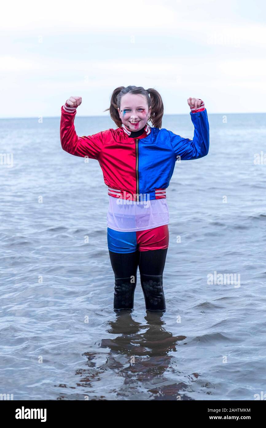 Edinburgh, Vereinigtes Königreich. 01. Januar, 2020 Bild: Neues Jahr Nachtschwärmer nehmen Sie einen traditionellen Tag der neuen Jahre tauchen Sie ein in den Fluss Forth an der Portobello Beach in der Nähe von Edinburgh. Credit: Rich Dyson/Alamy leben Nachrichten Stockfoto