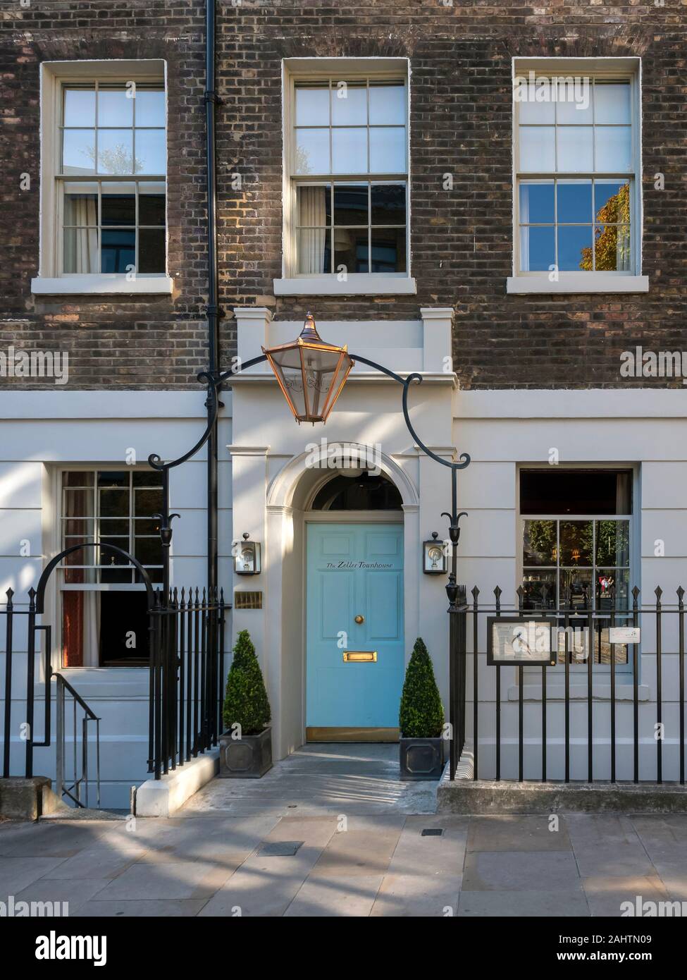 LONDON, Großbritannien - 27. SEPTEMBER 2018: Eingang zum Zetler Town House Boutique Hotel, einem umgebauten georgianischen Haus am St. John's Square, Clerkenwell in I Stockfoto