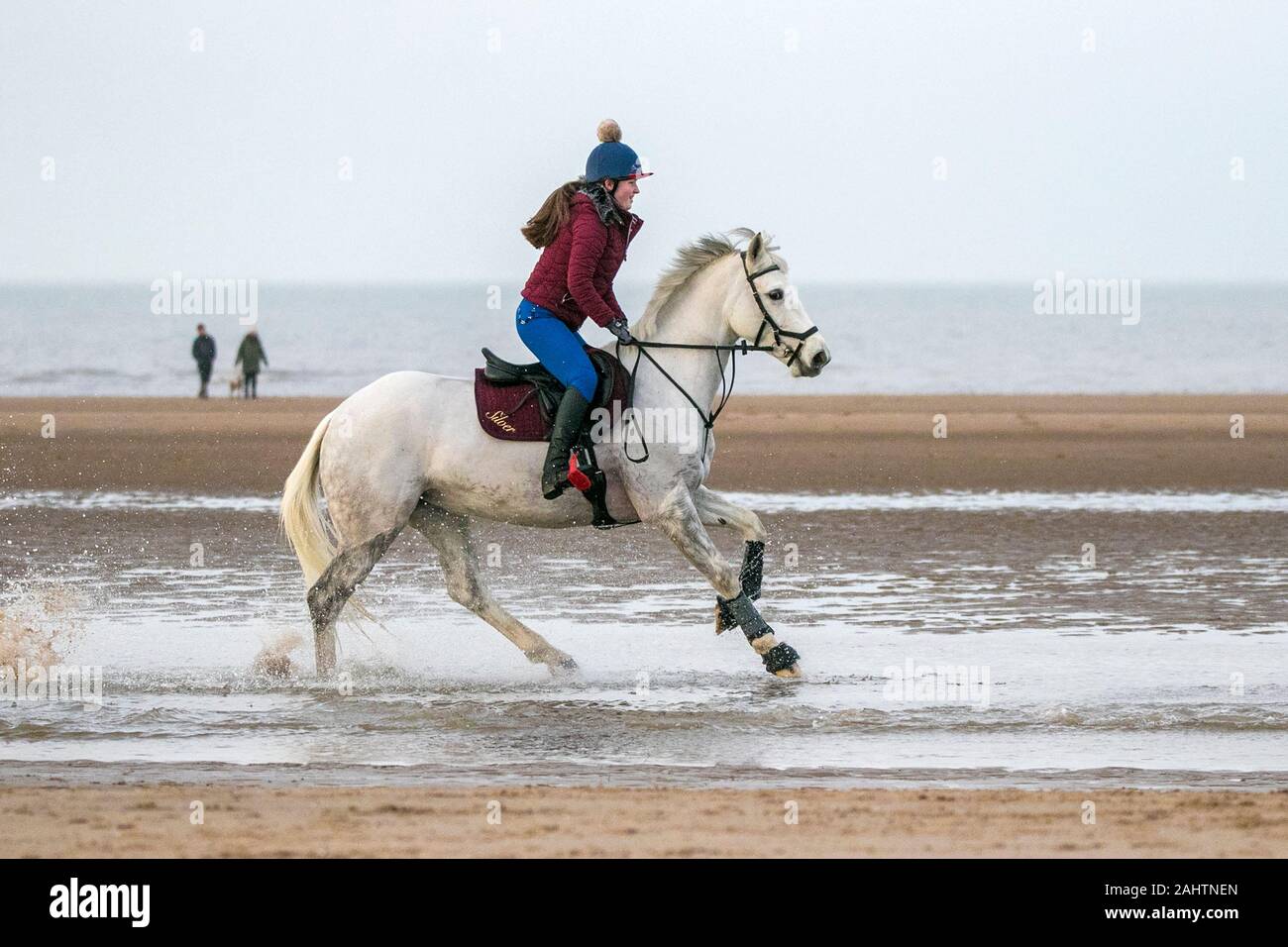 Southport, Merseyside, 1. Januar 2020. Reiter ihre Pferde für einen neuen Jahren Tag Galopp entlang der Ufer von Southport Strand in Merseyside. Credit: cernan Elias/Alamy leben Nachrichten Stockfoto