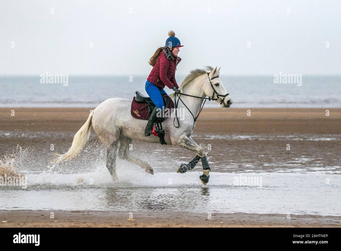 Southport, Merseyside, 1. Januar 2020. Reiter ihre Pferde für einen neuen Jahren Tag Galopp entlang der Ufer von Southport Strand in Merseyside. Credit: cernan Elias/Alamy leben Nachrichten Stockfoto