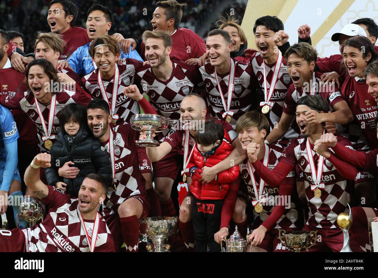 Tokio, Japan. 1 Jan, 2020. Spanische Fußball-Star Andres Iniesta (C) von vissel Kobe hält der Kaiser 7 Cup, während seine Mannschaftskameraden Lächeln als vissel Kobe des Kaisers der Fussball-WM in Tokio gewann am Mittwoch, dem 1. Januar 2020. Vissel Kobe besiegt Kashima Antlers im Finale und sicherte sich den ersten Titel für den Club. Credit: Yoshio Tsunoda/LBA/Alamy leben Nachrichten Stockfoto