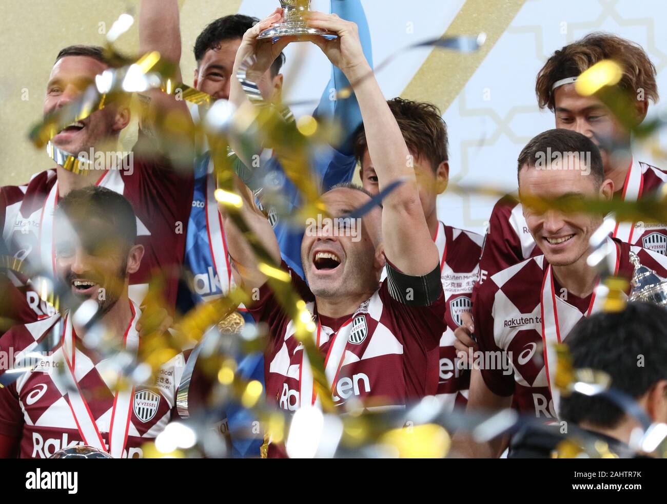 Tokio, Japan. 1 Jan, 2020. Spanische Fußball-Star Andres Iniesta (C) von vissel Kobe wirft der Kaiser Cup mit seinen Mannschaftskameraden wie Vissel Kobe des Kaisers der Fussball-WM in Tokio am Mittwoch, dem 1. Januar 2020 gewonnen. Vissel Kobe besiegt Kashima Antlers im Finale und sicherte sich den ersten Titel für den Club. Credit: Yoshio Tsunoda/LBA/Alamy leben Nachrichten Stockfoto