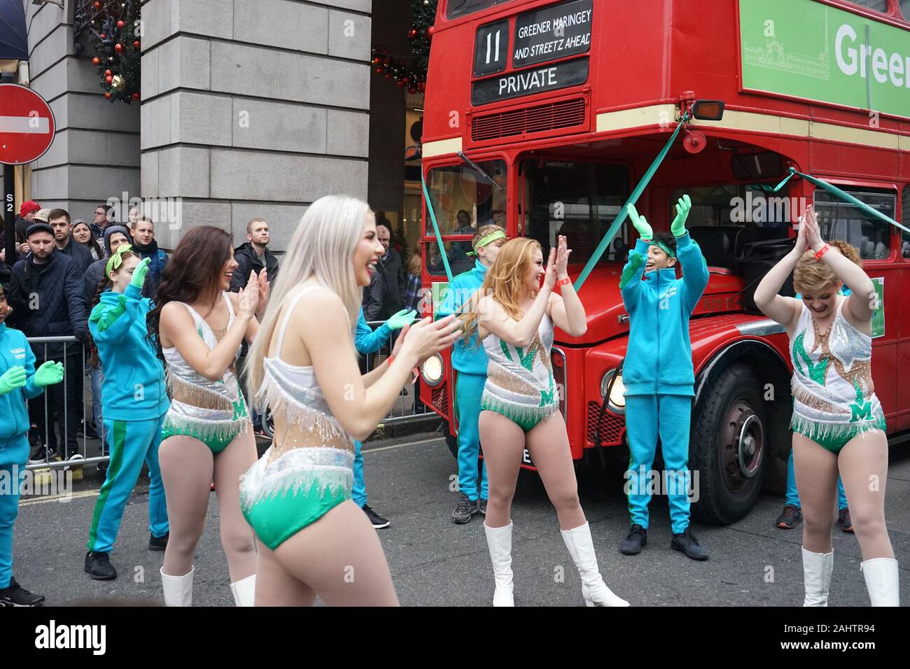 London, UK, 1. Jan 2020. Darsteller führen bei Day Parade der Londoner Neues Jahr 2020 Stockfoto