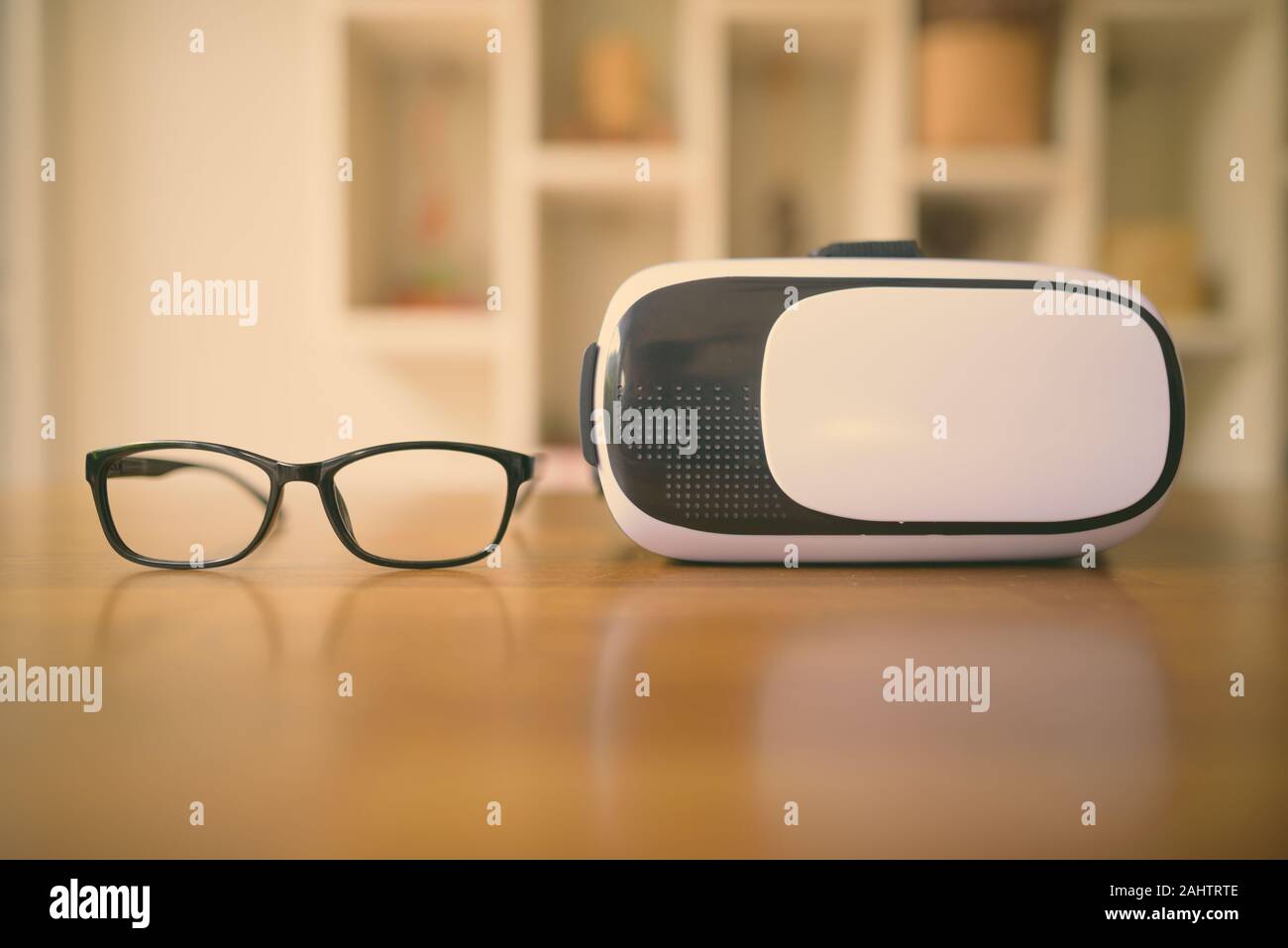 Brillen und Virtual Reality Headset Auf hölzernen Tisch zu Hause horizontale Schuß Stockfoto