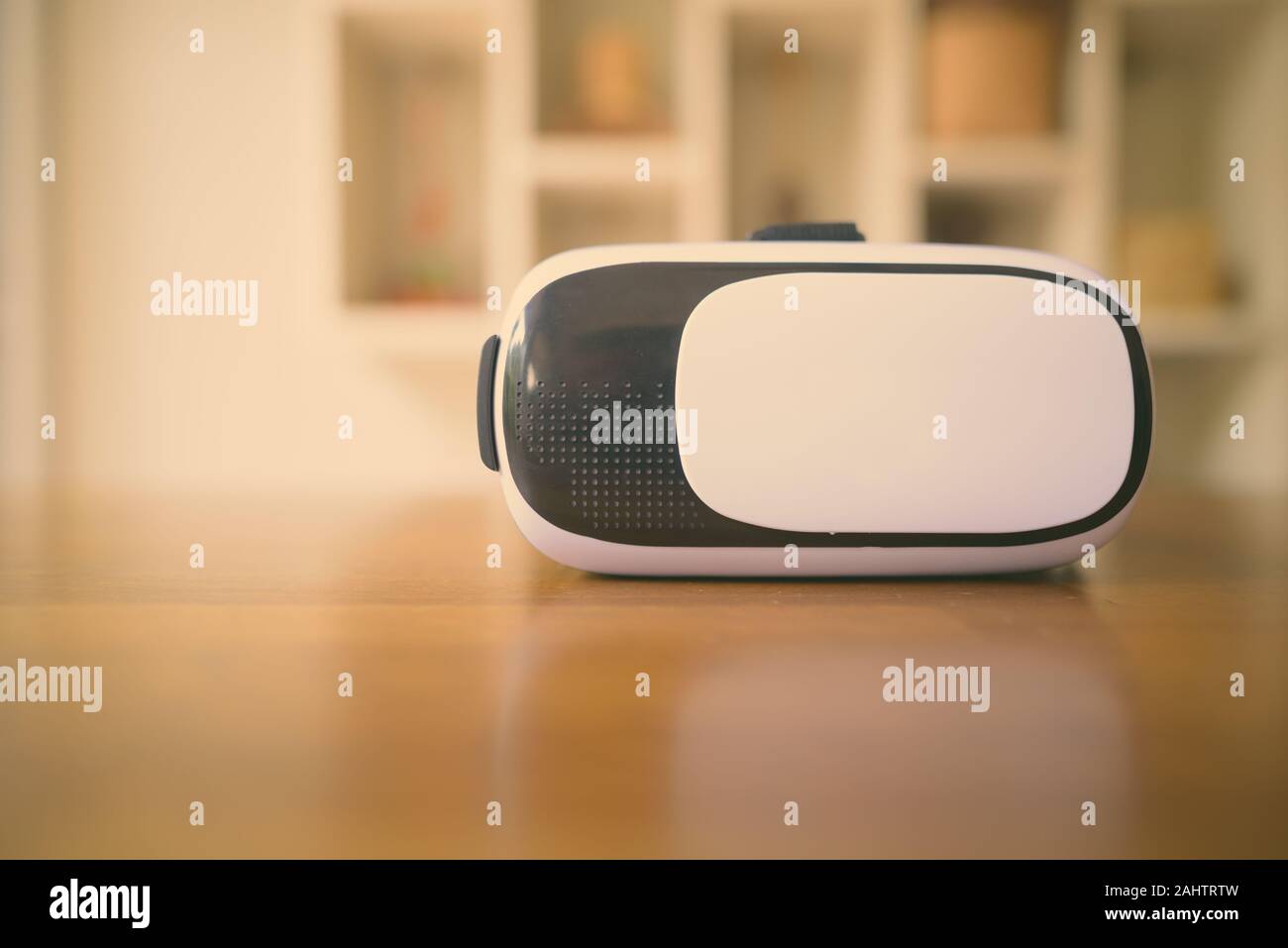 Nahaufnahme der Virtuellen Realität Gläser auf hölzernen Tisch horizontal gedreht Stockfoto