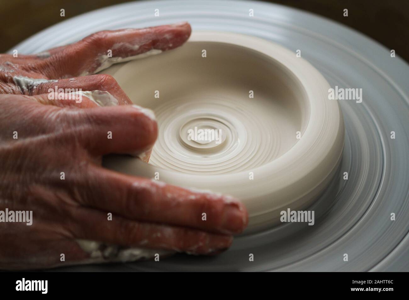Die Hände eines Töpfers, Erstellen von weißem Porzellan Stockfoto