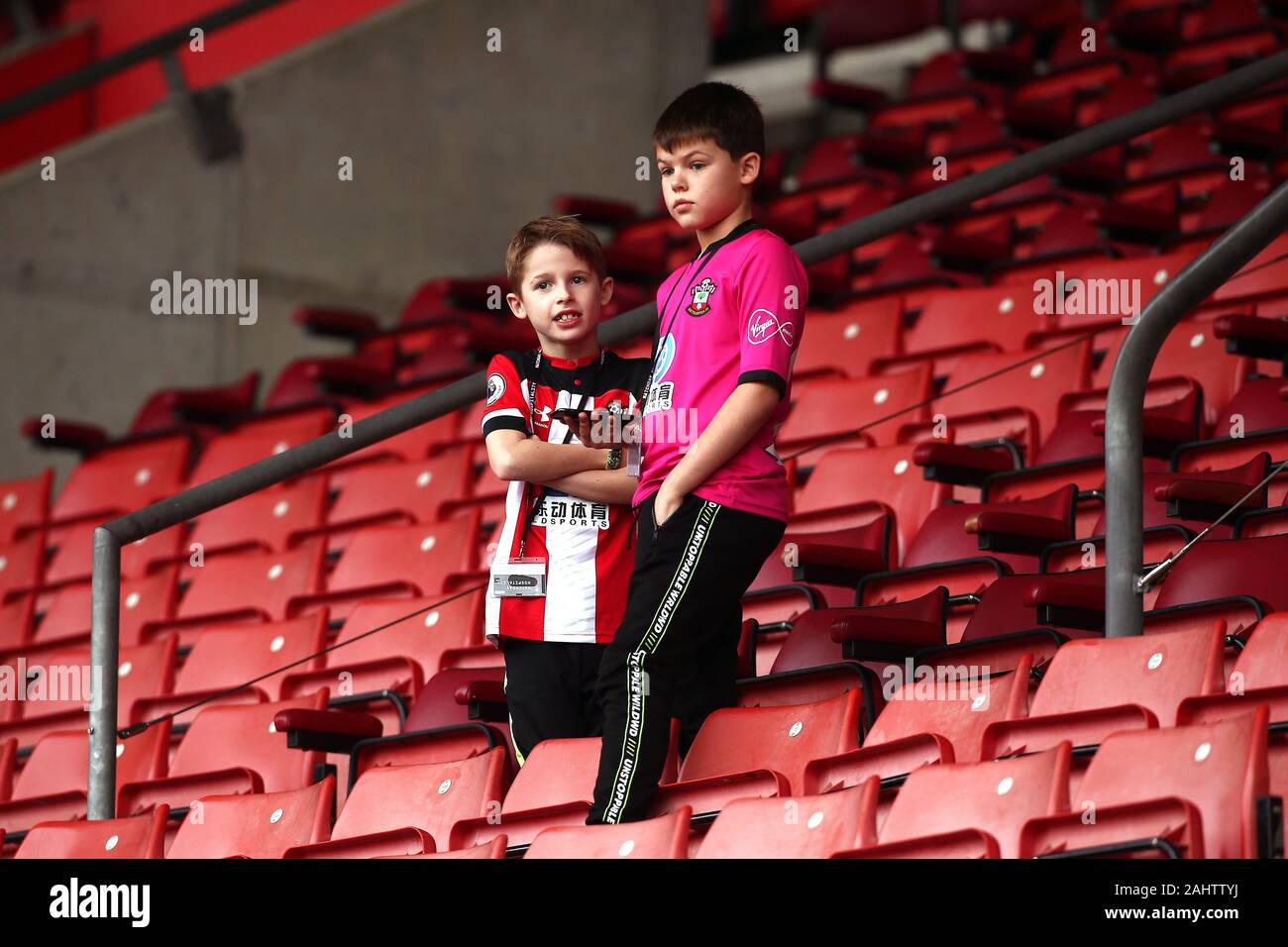 Southhampton Fans auf den Tribünen vor der Premier League Spiel im St. Mary's Stadium, Southampton. Stockfoto