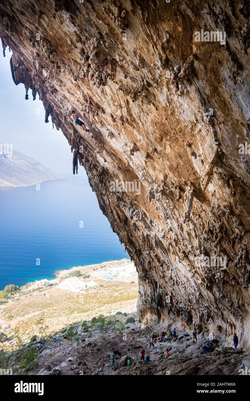 Man Klettern anspruchsvollen Routen in dramatischen Grande Grotte Höhle auf der Insel Kalymnos. Stockfoto