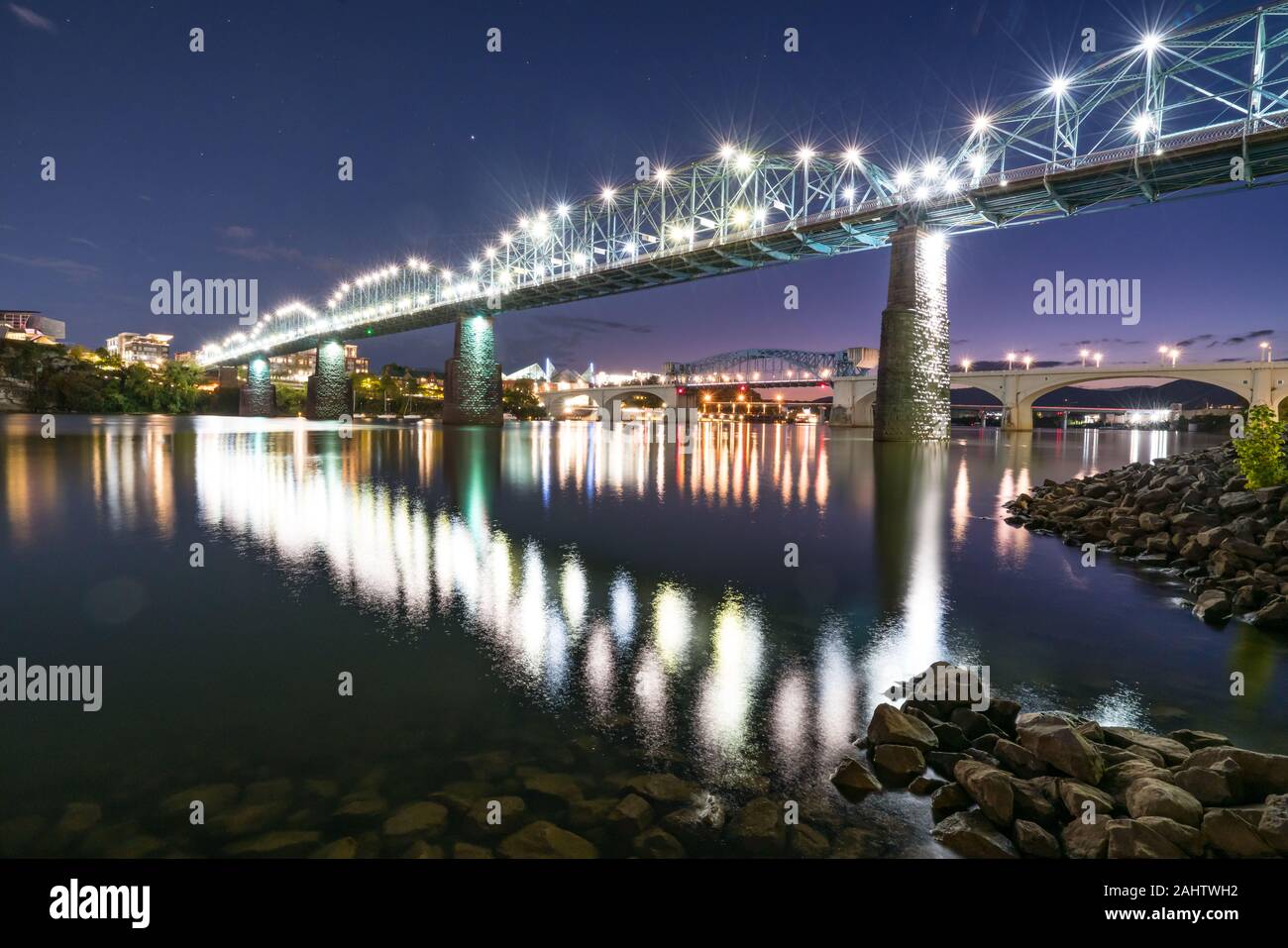 Chattanooga City Skyline entlang dem Tennessee River bei Nacht Stockfoto