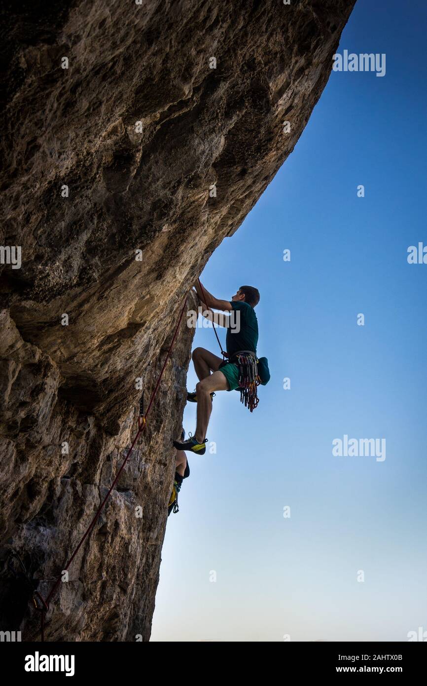 Man Klettern auf die Insel Telendos, Kalymnos, Griechenland Stockfoto