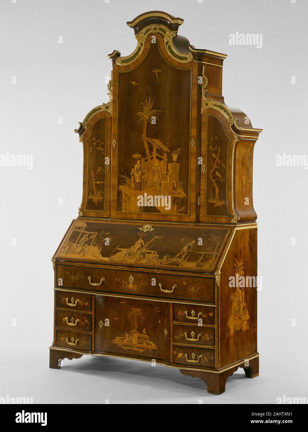 David Röntgen (Tischler). Sekretär Schrank. 1770 - 1780. Neuwied. Nussbaum furniert mit verschiedenen Hölzern und vergoldeter Bronze mounts David Röntgen einen deutschen Handwerker und Unternehmer, Möbel für einige der größten Gönner in Europa, einschließlich Katharina die Große von Russland, Friedrich der Große von Preußen, und Marie Antoinette von Frankreich. Ein brillanter Künstler in Intarsien, Röntgen zwanzig Sorten von Holz in diesem Schreibtisch, einschließlich amerikanischer Nußbaum, die Europäischen Handwerker zuerst mit genau dieser Zeit begann beschäftigt. Form der Schreibtisch von einem Design, ein Schreibtisch, ein Bücherregal inspiriert i Stockfoto