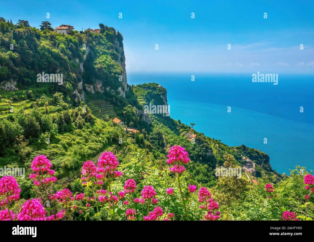 Spektakuläre mediterrane Landschaft entlang der Amalfiküste in Italien, mit steilen Hügeln und Felsen mit üppigem Grün und terrassierten Weinbergen bedeckt. Stockfoto