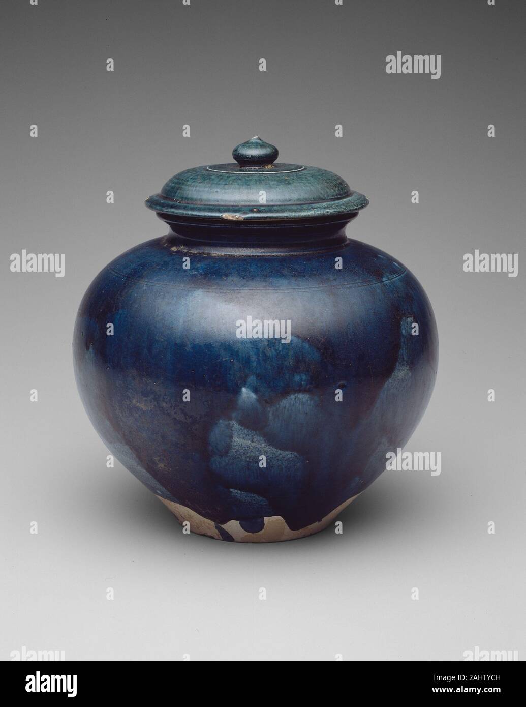 Mixbecher mit Deckel. 700 AD - 750 AD. China. Steingut mit blauen führen In China Glasur, die Verwendung von fein gemahlen Kobaltblau Erz als Farbstoff für die Glasur in der Tang Dynastie entstand. Vielleicht beabsichtigen, vibrant blue Glas aus dem Nahen Osten importierten zu emulieren, Chinesisch Töpfer angewandt Dieses Glasur zu Off-white earthenwares und feuerte stonewares, die in erster Linie für die Beerdigung gedacht waren. Die Quelle der Tang Kobalt ist Gegenstand von laufenden Debatte. Seit vielen Jahren die meisten Wissenschaftler davon aus, dass chinesische Töpfer importiert Kobalt Erz aus dem Nahen Osten. Die jüngsten Analysen von Tang blaue Glasuren, sh Stockfoto