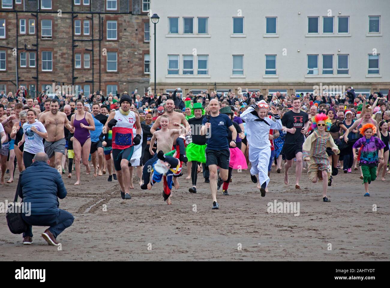 Portobello Beach, Edinburgh, Schottland, Großbritannien. 1. Januar 2020. Portobello Loony Dook, Hunderte von Menschen Jung und Alt versammeln sich am Tag der neuen Jahre tauchen Sie ein in den Forth Estuary. Stockfoto