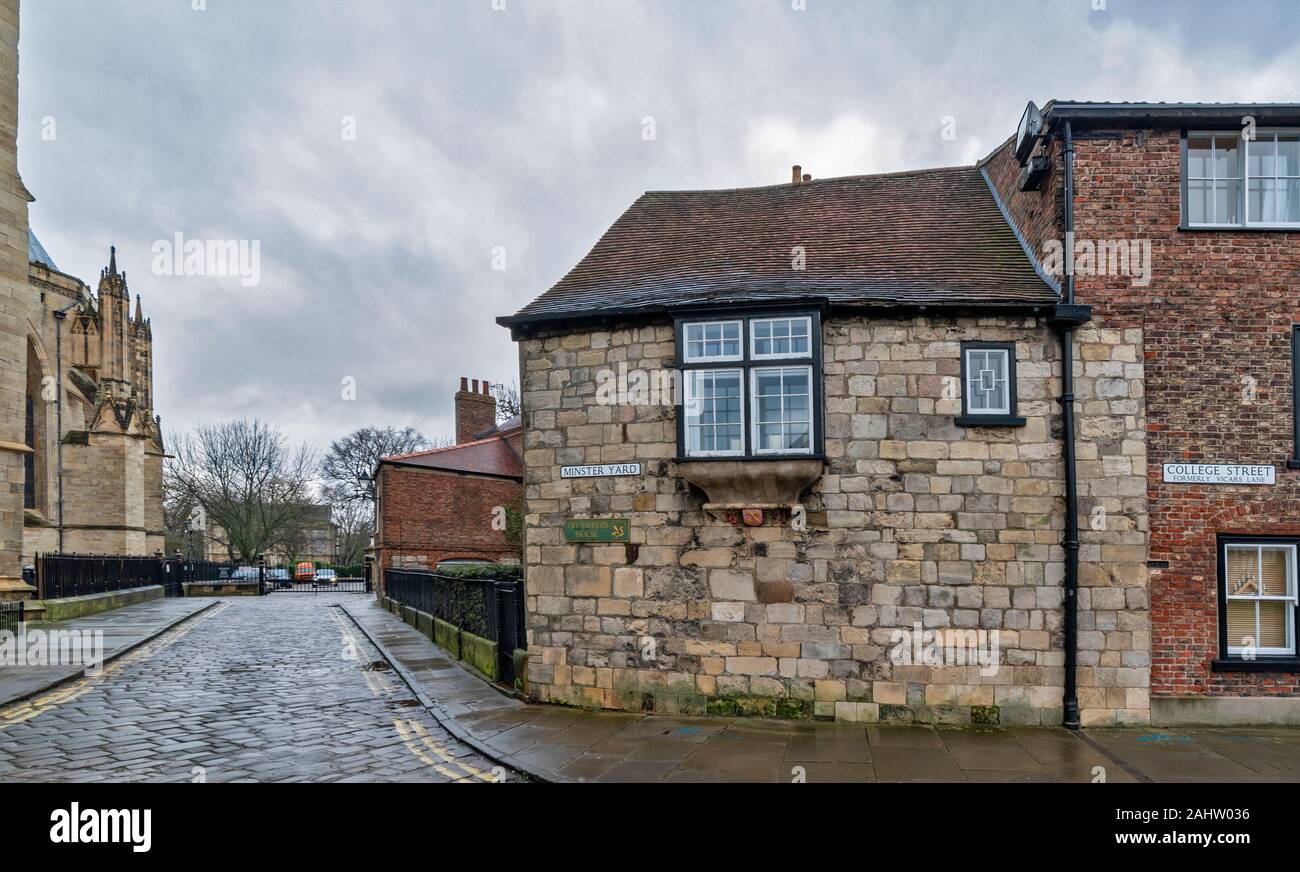 YORK ENGLAND ALTES GEBÄUDE IN MÜNSTER YARD UND COLLEGE STREET Stockfoto