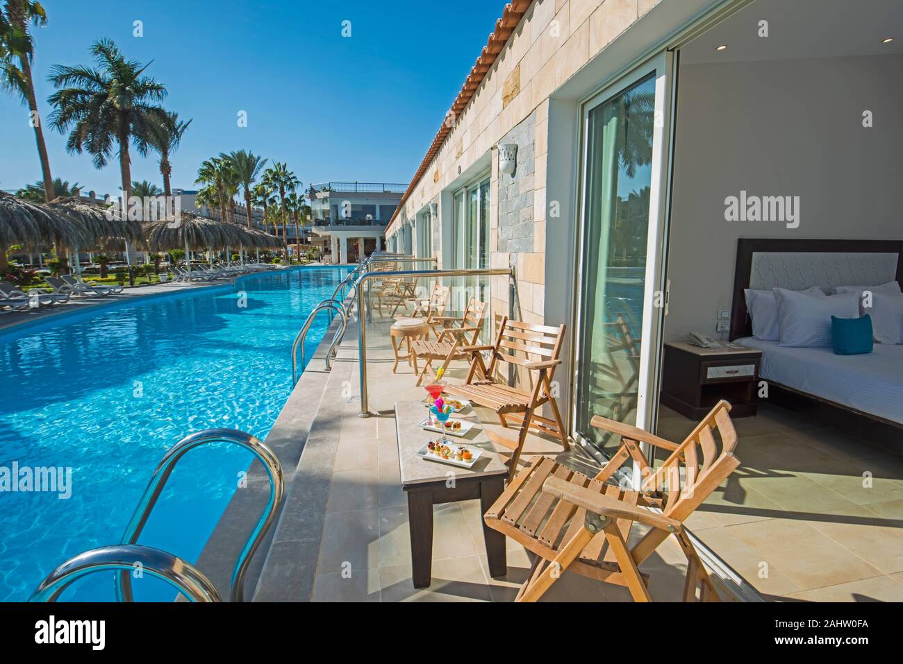 Zwei Cocktails und Kanapees am Tisch bei der Luxus Hotel Tropical Resort Doppelzimmer Terrasse mit Swimmingpool Stockfoto