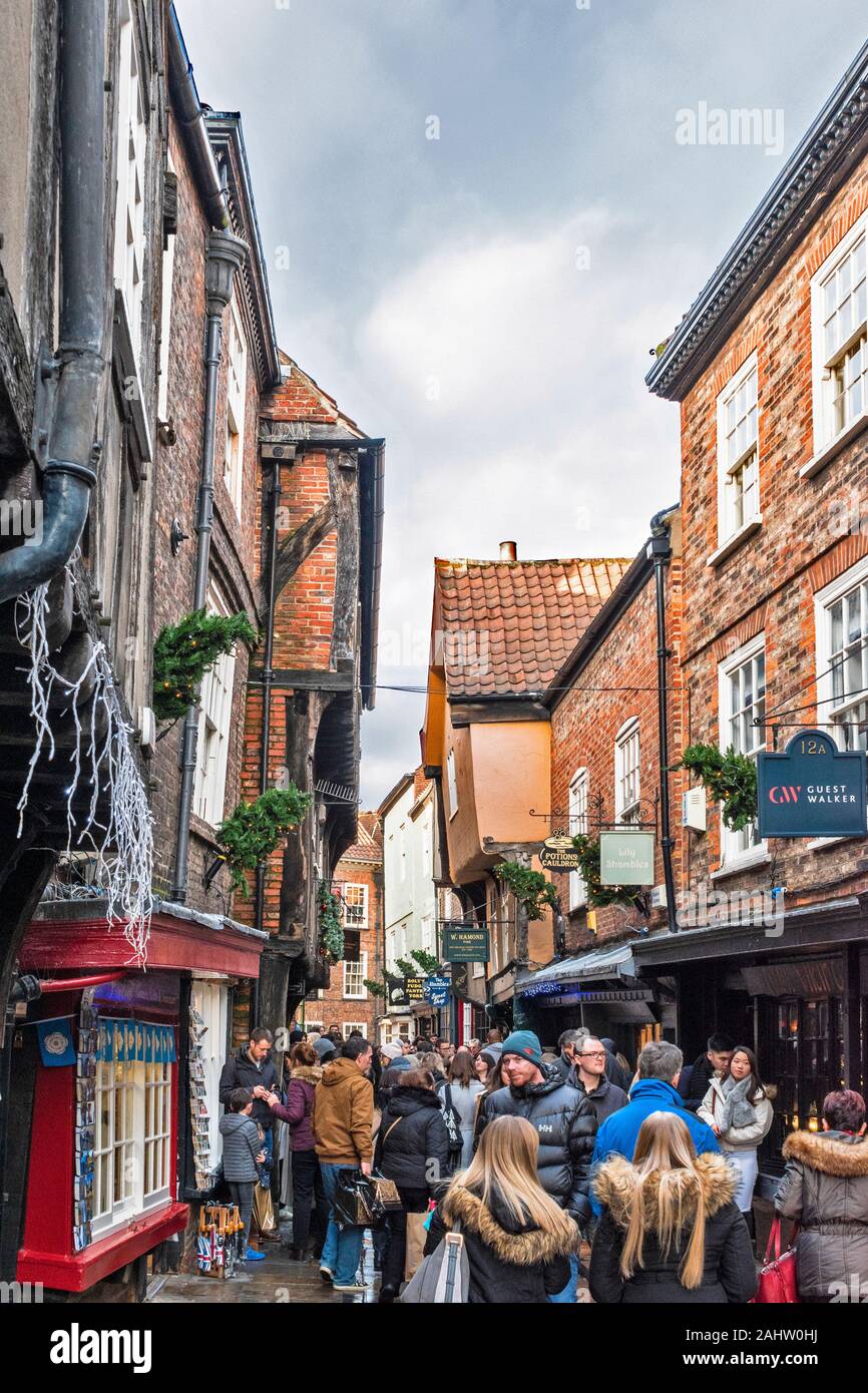 YORK ENGLAND THE SHAMBLES GESCHÄFTE UND MASSEN AN WEIHNACHTEN Stockfoto