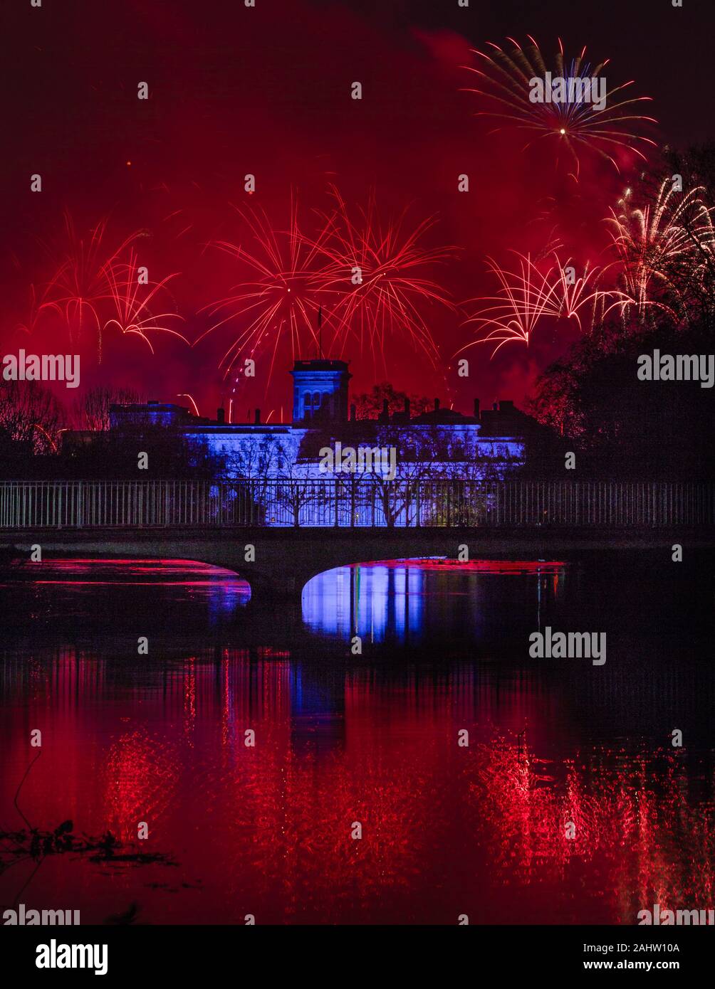 Red Sky: Feuerwerk in London unterwegs erhält als das neue Jahr 2020 beginnt Stockfoto