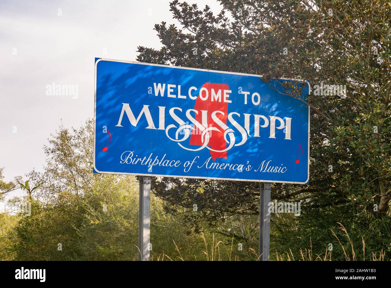 Mississippi, USA - Oktober 7, 2019: Willkommen in Mississippi Zeichen entlang der Autobahn in der Nähe der Staatsgrenze Stockfoto