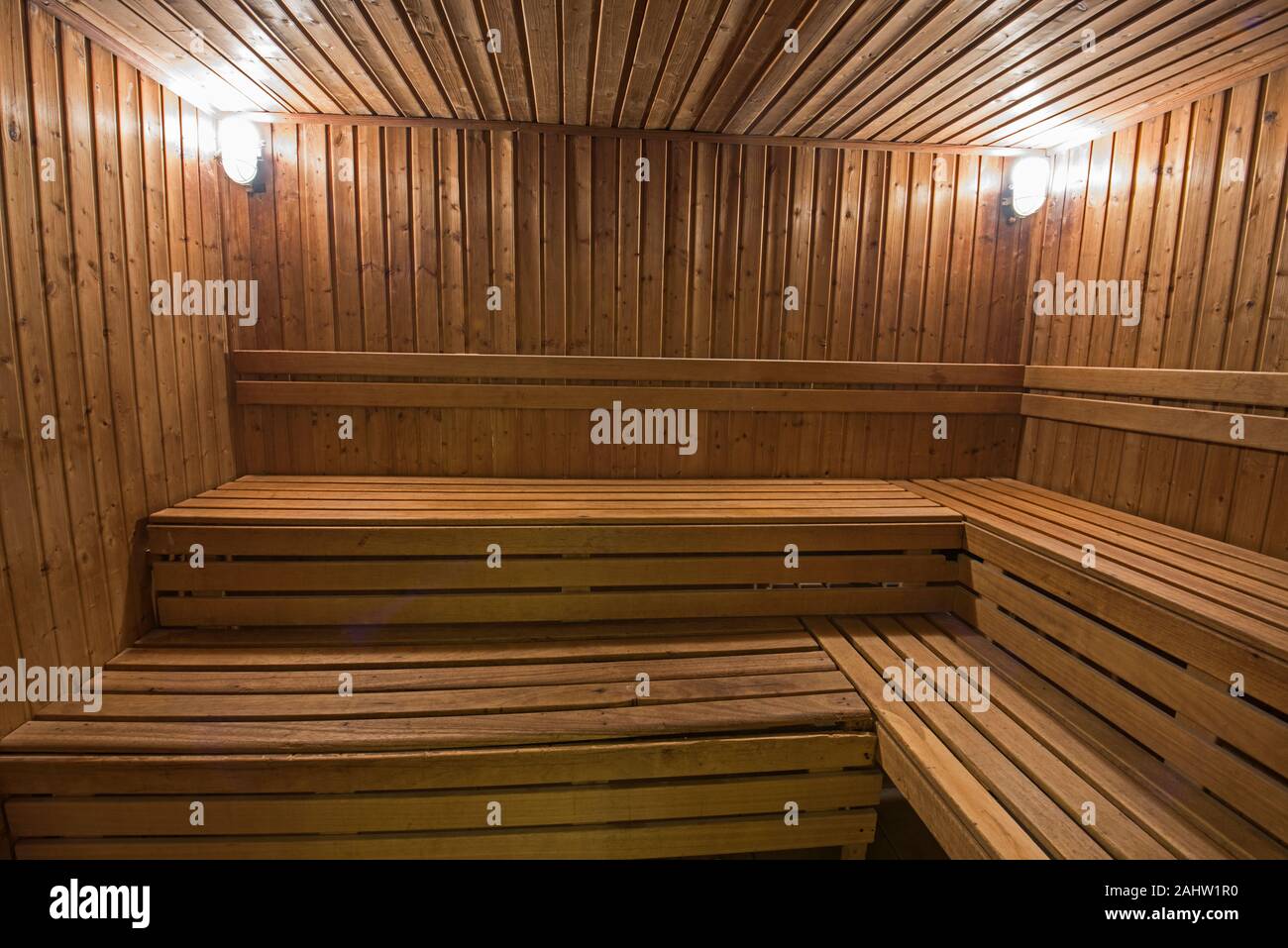 Innenraum einer privaten Sauna im luxuriösen Wellnessbereich Stockfoto