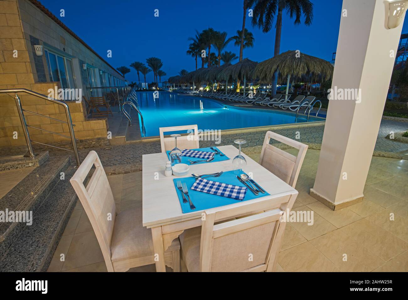 Die Gestaltung des Innenraums ein Luxus hotel restaurant Essbereich mit Einstellung von Swimming Pool bei Nacht Stockfoto