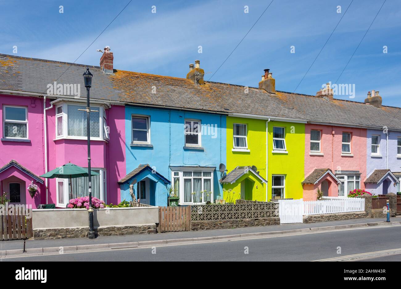 Bunte Reihenhäuser, Springfield Terrasse, Westward Ho!, Devon, England, Vereinigtes Königreich Stockfoto