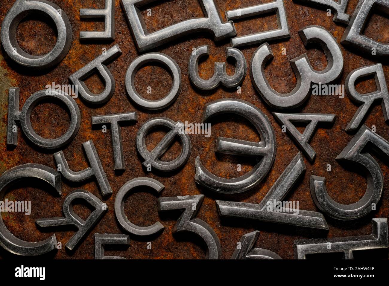 Hintergründe und Texturen: Sortiert Metall kyrillischen Buchstaben auf einem rostigen Hintergrund, typografischen Kunst abstrakt Stockfoto