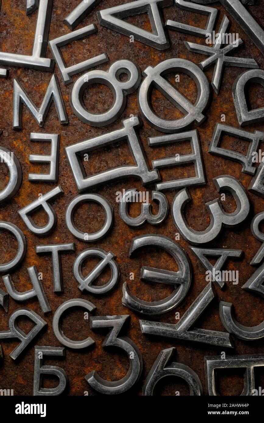 Hintergründe und Texturen: Sortiert Metall kyrillischen Buchstaben auf einem rostigen Hintergrund, typografischen Kunst abstrakt Stockfoto