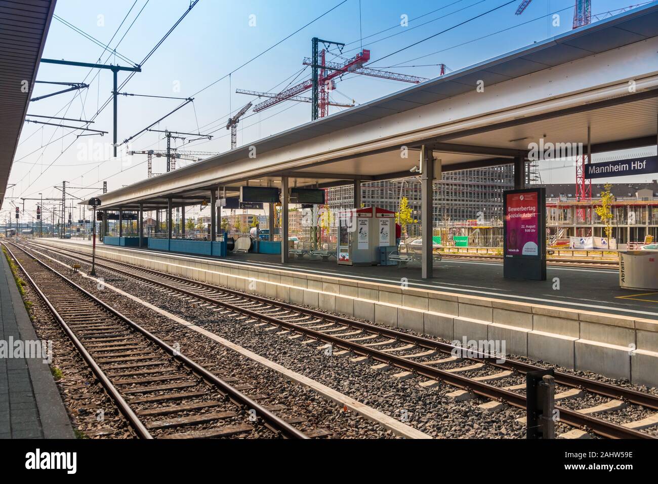Interessanter Blick auf einen leeren Bahnsteig am Hauptbahnhof in Mannheim, Deutschland im Sommer. Stockfoto