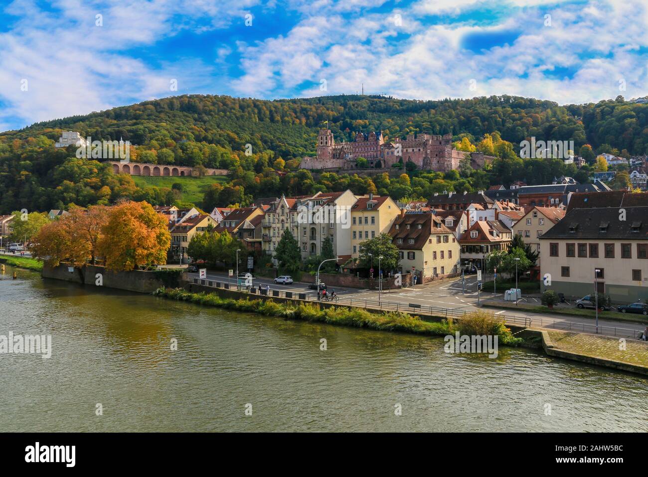 Riverside schöne Aussicht auf die Altstadt von Heidelberg, Deutschland und das berühmte Heidelberger Schloss, eine Ruine und Wahrzeichen auf dem nördlichen Teil der... Stockfoto