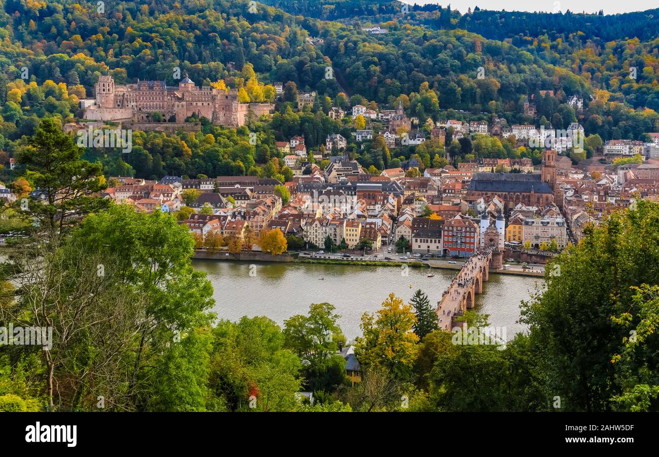 Schließen Sie die Antenne Panorama auf die Altstadt von Heidelberg Altstadt, die Burg auf dem Königstuhl hill Ruine, der Kirche und der Heiliggeistkirche Karl Theodor Brücke am Neckar... Stockfoto