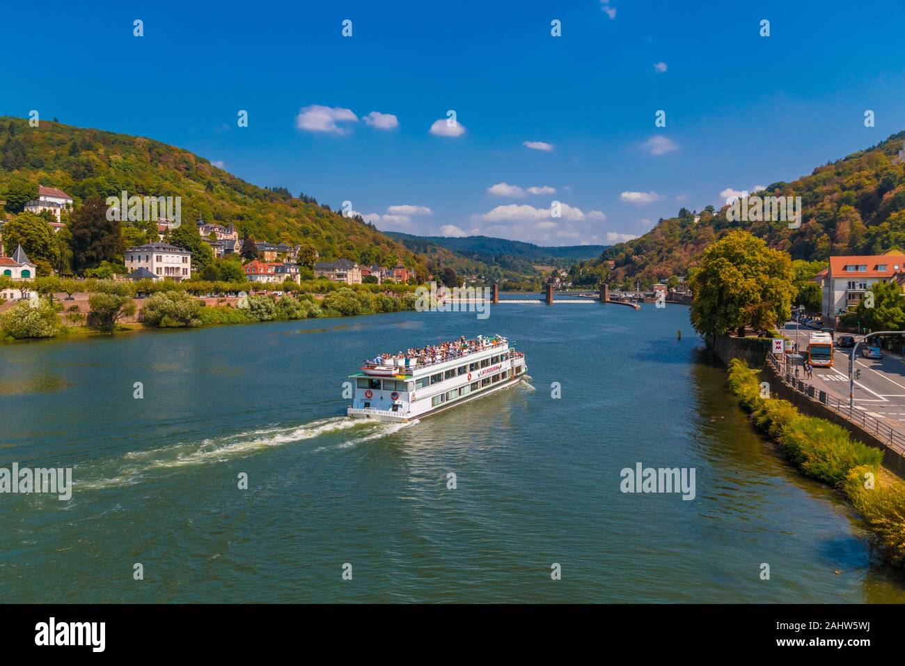 Malerische Landschaft Blick auf den Neckar mit dem Villen und Hügel auf der linken Flußufer in Heidelberg, Deutschland im Sommer. Ein Passagier Schiff ... Stockfoto