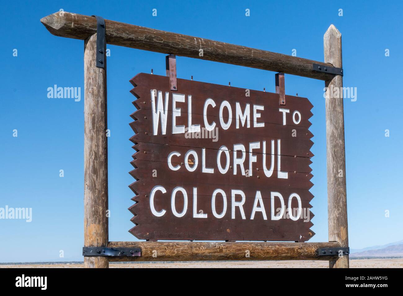 Antonito, CO - Oktober 3, 2019: Willkommen in der Bunten Colorado Schild in der Nähe des Colorado - Utah Grenze Stockfoto