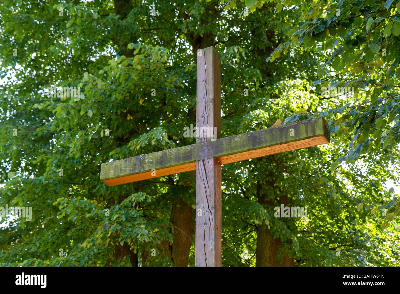 Ein altes Holzkreuz in einem Park in der Wallfahrtskirche Unserer Lieben Frau von Tylicz. Im Jahr 2019 schossen. Stockfoto