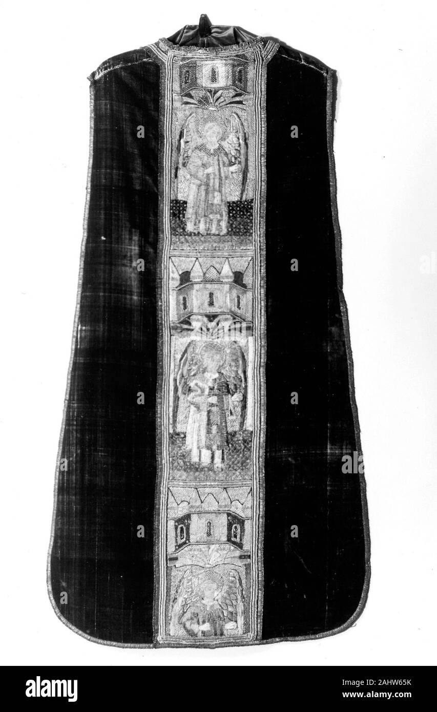 Kasel. 1501 - 1600. Spanien. Genueser roten Samt mit Orphreys aufgeteilt in sechs Panels, bestickt in farbige Seide Stockfoto