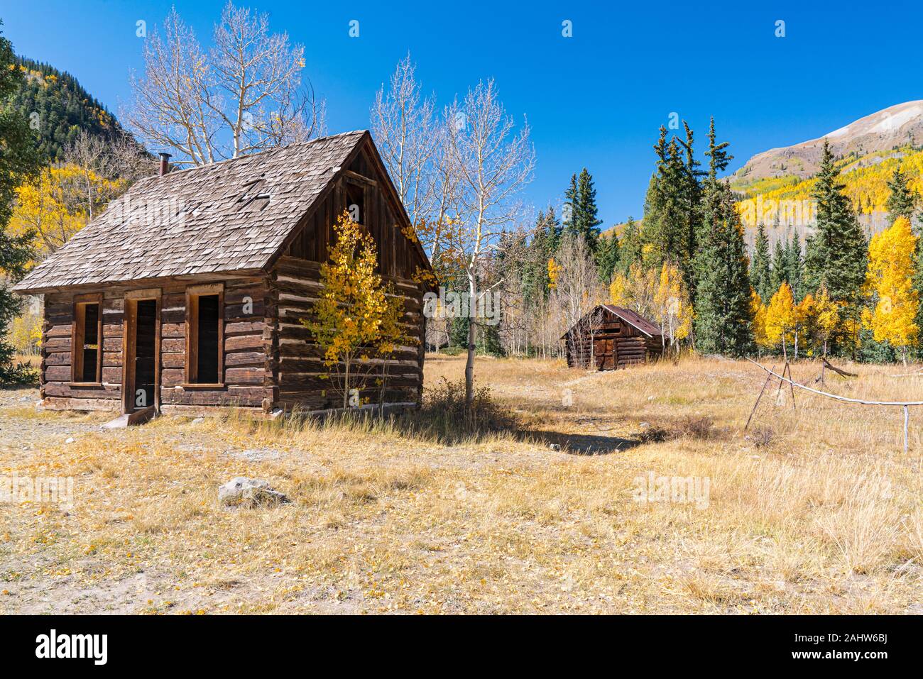 Alten, verlassenen Hütte in Capitol City, Colorado entlang des Lake Loop Trail in den San Juan Mountains Stockfoto