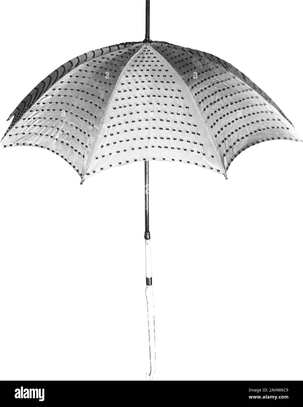 Sonnenschirm. 1840 - 1860. In den Vereinigten Staaten. Seide, in Leinwandbindung; Perlen; mit Seide gefüttert, in Leinwandbindung, Stahlrahmen, geschnitzte Knochen Griff Stockfoto