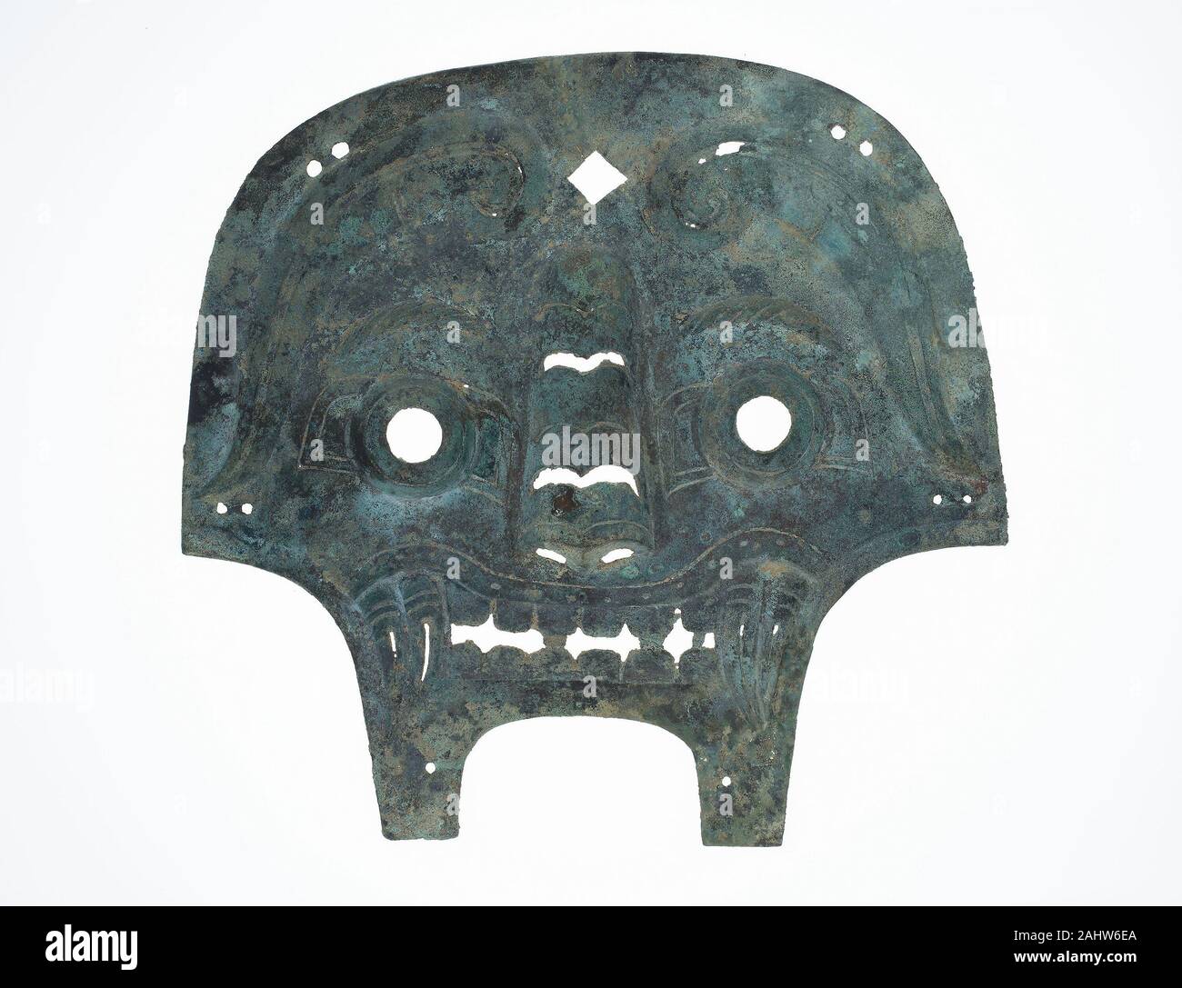 Maske von einem Pferd Zaum. 899 v. Chr. - 800 v. Chr.. China. Dieses Blatt aus Bronze Gehämmert Bronze war auf das Tuch oder Leder als Teil eines ausgeklügelten Zaumzeug befestigt. Die Maske war auf der Stirn des Pferdes gelegt, zwischen den Ohren. Ähnliche Plaketten ausgegraben worden von den Fallen der Pferde und Wagen, dass in den Gräben Neben aristokratischen Gräber im heutigen begraben wurden - Tag Xi'an, die Website der westlichen Zhou Kapital. Stockfoto
